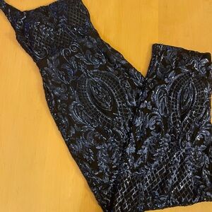 WINSOR - ELEGANT, SEQUINED EVENING GOWN.